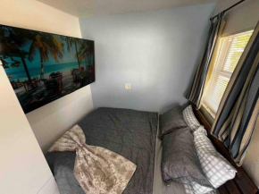 Mermaid Den Studio *5 min to beach*